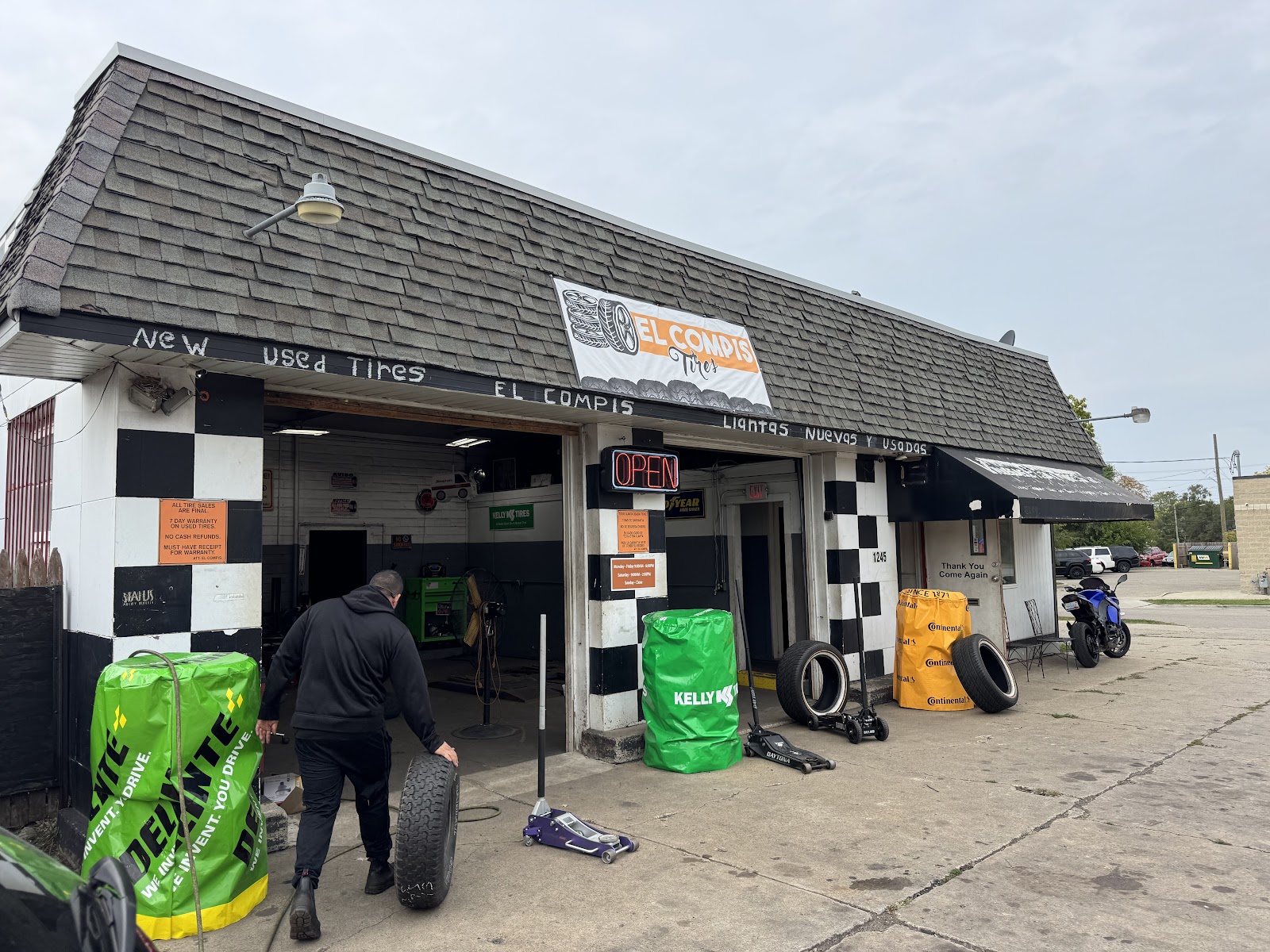 El Compis tires and services — photo