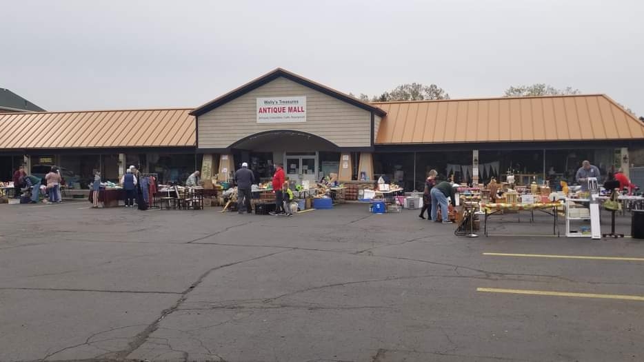 Wally's Treasures - Vintage Antique Mall in Grand Rapids, MI — photo